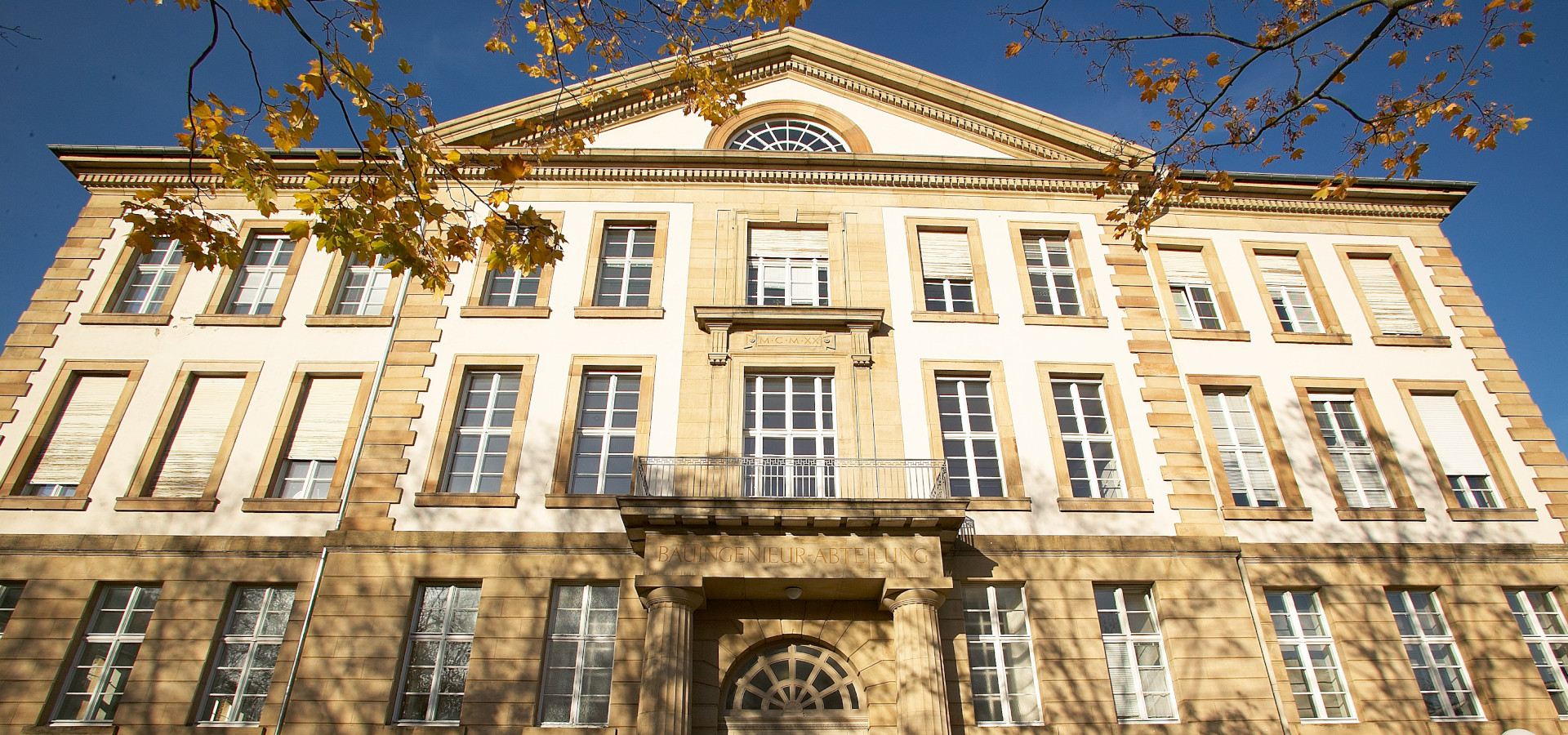 Die Außenfassade der Universität Karlsruhe.